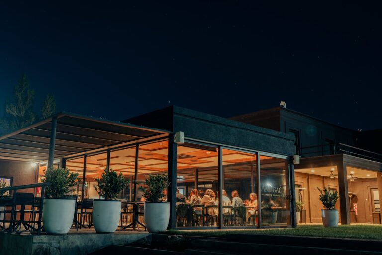 Cena en bodega, nocturno