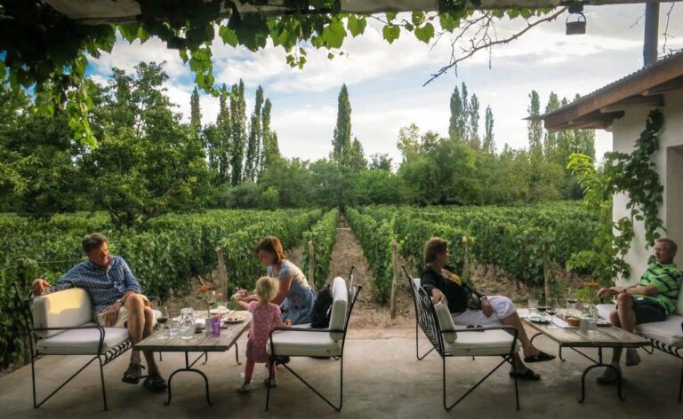 bodegas con alojamiento, personas sentadas